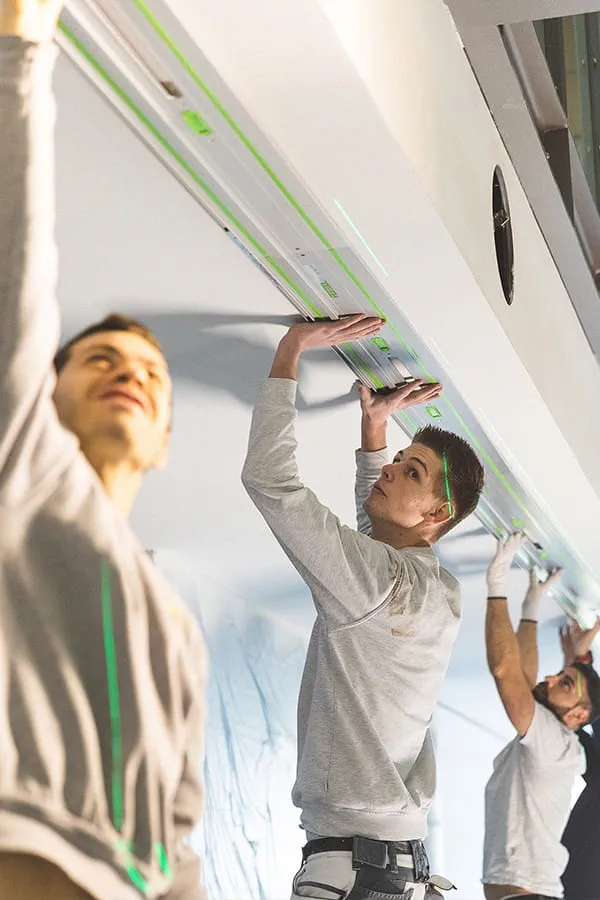 Командная установка длинной направляющей Festool на потолок
