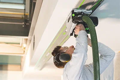 Работа аккумуляторной погружной пилой Festool TSC 55 по потолку